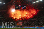 22.03.2026, Fussball 1. Bundesliga 2025/2026, 27.Spieltag, FC Augsburg - VfB Stuttgart, in der WWK-Arena Augsburg. Auswärtsfans Stuttgart, Fans, Zuschauer, Publikum, Fanblock, Tribüne, Anhänger, Fußballfan, Personen, Publikum, Fan, Supporters, Supporter, Ultras, Fahnen, Flaggen, Vereinsfarben 
