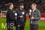 22.03.2026, Fussball 1. Bundesliga 2025/2026, 27.Spieltag, FC Augsburg - VfB Stuttgart, in der WWK-Arena Augsburg. Trainer Sebastian Hoeneß (mitte, Stuttgart) nachdenklich beim TV-Interview re: Tobias Schweinsteiger (DAZN)