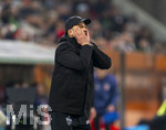 22.03.2026, Fussball 1. Bundesliga 2025/2026, 27.Spieltag, FC Augsburg - VfB Stuttgart, in der WWK-Arena Augsburg. Trainer Sebastian Hoeneß (Stuttgart) nachdenklich 