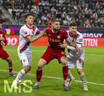 22.03.2026, Fussball 1. Bundesliga 2025/2026, 27.Spieltag, FC Augsburg - VfB Stuttgart, in der WWK-Arena Augsburg. v.li: Keven Schlotterbeck (FC Augsburg), Jeff Chabot (Stuttgart), Elvis Rexhbecaj (FC Augsburg) 