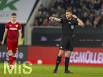 22.03.2026, Fussball 1. Bundesliga 2025/2026, 27.Spieltag, FC Augsburg - VfB Stuttgart, in der WWK-Arena Augsburg. Schiedsrichter Felix Zwayer gibt Handzeichen und höert sich die Kopfhörerdurchsage aus dem Kölner Keller an.