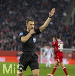 22.03.2026, Fussball 1. Bundesliga 2025/2026, 27.Spieltag, FC Augsburg - VfB Stuttgart, in der WWK-Arena Augsburg. Schiedsrichter Felix Zwayer gibt Handzeichen und Pfeift 