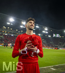22.03.2026, Fussball 1. Bundesliga 2025/2026, 27.Spieltag, FC Augsburg - VfB Stuttgart, in der WWK-Arena Augsburg. Atakan Karazor (Stuttgart) nach dem Spiel bei den Fans 