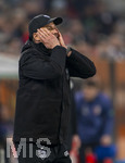 22.03.2026, Fussball 1. Bundesliga 2025/2026, 27.Spieltag, FC Augsburg - VfB Stuttgart, in der WWK-Arena Augsburg. Trainer Sebastian Hoeneß (Stuttgart) nachdenklich 