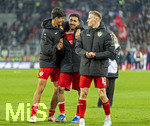 22.03.2026, Fussball 1. Bundesliga 2025/2026, 27.Spieltag, FC Augsburg - VfB Stuttgart, in der WWK-Arena Augsburg. Schlussjubel, Chema Andres (Stuttgart) mit Tiago Tomas (Stuttgart) und Chris Führich (Stuttgart) 