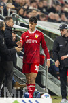 22.03.2026, Fussball 1. Bundesliga 2025/2026, 27.Spieltag, FC Augsburg - VfB Stuttgart, in der WWK-Arena Augsburg. Chema Andres (Stuttgart) nach seiner Auswechslung, re: Trainer Sebastian Hoeneß (Stuttgart) 