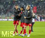 22.03.2026, Fussball 1. Bundesliga 2025/2026, 27.Spieltag, FC Augsburg - VfB Stuttgart, in der WWK-Arena Augsburg. Schlussjubel, Chema Andres (Stuttgart) mit Tiago Tomas (Stuttgart) und Chris Führich (Stuttgart) 
