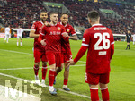 22.03.2026, Fussball 1. Bundesliga 2025/2026, 27.Spieltag, FC Augsburg - VfB Stuttgart, in der WWK-Arena Augsburg. Torjubel v.li: Ermedin Demirovic (Stuttgart), Josha Vagnoman (Stuttgart), Nikolas Nartey (Stuttgart), Deniz Undav (Stuttgart) 