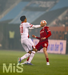 22.03.2026, Fussball 1. Bundesliga 2025/2026, 27.Spieltag, FC Augsburg - VfB Stuttgart, in der WWK-Arena Augsburg. Klatsch: v.li: Noahkai Dominic Banks (FC Augsburg) scheuert hier augenscheinlich dem Ball-Kopf seines Gegenspielers Chris Führich (Stuttgart).