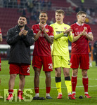 22.03.2026, Fussball 1. Bundesliga 2025/2026, 27.Spieltag, FC Augsburg - VfB Stuttgart, in der WWK-Arena Augsburg. Schlussjubel,  Deniz Undav (Stuttgart), Nikolas Nartey (Stuttgart), Torwart Alexander Nübel (Stuttgart), Finn Jeltsch (Stuttgart), 