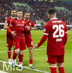 22.03.2026, Fussball 1. Bundesliga 2025/2026, 27.Spieltag, FC Augsburg - VfB Stuttgart, in der WWK-Arena Augsburg. Torjubel v.li: Ermedin Demirovic (Stuttgart), Josha Vagnoman (Stuttgart), Nikolas Nartey (Stuttgart), Deniz Undav (Stuttgart) 