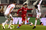 22.03.2026, Fussball 1. Bundesliga 2025/2026, 27.Spieltag, FC Augsburg - VfB Stuttgart, in der WWK-Arena Augsburg. mitte: Tiago Tomas (Stuttgart) am Ball re: Alexis Julian Claude-Maurice (FC Augsburg) li: Cedric Adrian Zesiger (FC Augsburg) 