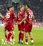 22.03.2026, Fussball 1. Bundesliga 2025/2026, 27.Spieltag, FC Augsburg - VfB Stuttgart, in der WWK-Arena Augsburg. v.li: Deniz Undav (Stuttgart), Maximilian Mittelstädt (Stuttgart), Chema Andres (Stuttgart), Torjubel 
