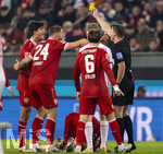 22.03.2026, Fussball 1. Bundesliga 2025/2026, 27.Spieltag, FC Augsburg - VfB Stuttgart, in der WWK-Arena Augsburg. Schiedsrichter Felix Zwayer zeigt Chema Andres (Stuttgart) die gelbe Karte. Jeff Chabot (Stuttgart) reklamiert 