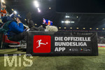 22.03.2026, Fussball 1. Bundesliga 2025/2026, 27.Spieltag, FC Augsburg - VfB Stuttgart, in der WWK-Arena Augsburg.  Kameramann am Spielfeldrand, mit Werbung DIE OFFIZIELLE BUNDESLIGA APP