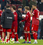 22.03.2026, Fussball 1. Bundesliga 2025/2026, 27.Spieltag, FC Augsburg - VfB Stuttgart, in der WWK-Arena Augsburg. Schlussjubel, Trainer Sebastian Hoeneß (Stuttgart) shakehands auf dem Platz mit Maximilian Mittelstädt (Stuttgart) und Josha Vagnoman (Stuttgart) 