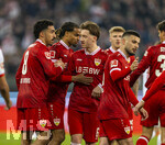 22.03.2026, Fussball 1. Bundesliga 2025/2026, 27.Spieltag, FC Augsburg - VfB Stuttgart, in der WWK-Arena Augsburg.  Torjubel  Tiago Tomas (Stuttgart), Lorenz Assignon (Stuttgart), Angelo Stiller (Stuttgart) , Deniz Undav (Stuttgart) 