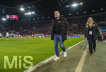 22.03.2026, Fussball 1. Bundesliga 2025/2026, 27.Spieltag, FC Augsburg - VfB Stuttgart, in der WWK-Arena Augsburg. Trainer Manuel Baum (FC Augsburg) am Spielfeldrand mit Pressesprecherin Denise Schäfer (FC Augsburg)
