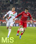 22.03.2026, Fussball 1. Bundesliga 2025/2026, 27.Spieltag, FC Augsburg - VfB Stuttgart, in der WWK-Arena Augsburg. v.li: Noahkai Dominic Banks (FC Augsburg) gegen Tiago Tomas (Stuttgart) 