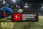 22.03.2026, Fussball 1. Bundesliga 2025/2026, 27.Spieltag, FC Augsburg - VfB Stuttgart, in der WWK-Arena Augsburg.  Kameramann am Spielfeldrand, mit Werbung DIE OFFIZIELLE BUNDESLIGA APP