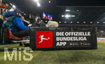 22.03.2026, Fussball 1. Bundesliga 2025/2026, 27.Spieltag, FC Augsburg - VfB Stuttgart, in der WWK-Arena Augsburg.  Kameramann am Spielfeldrand, mit Werbung DIE OFFIZIELLE BUNDESLIGA APP