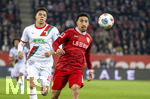 22.03.2026, Fussball 1. Bundesliga 2025/2026, 27.Spieltag, FC Augsburg - VfB Stuttgart, in der WWK-Arena Augsburg. v.li: Noahkai Dominic Banks (FC Augsburg) gegen Tiago Tomas (Stuttgart) 