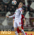 22.03.2026, Fussball 1. Bundesliga 2025/2026, 27.Spieltag, FC Augsburg - VfB Stuttgart, in der WWK-Arena Augsburg. Anton Kade (FC Augsburg) stoppt den Ball.