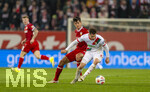 22.03.2026, Fussball 1. Bundesliga 2025/2026, 27.Spieltag, FC Augsburg - VfB Stuttgart, in der WWK-Arena Augsburg.  Chema Andres (Stuttgart) gegen Elvis Rexhbecaj (FC Augsburg) 