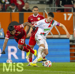 22.03.2026, Fussball 1. Bundesliga 2025/2026, 27.Spieltag, FC Augsburg - VfB Stuttgart, in der WWK-Arena Augsburg. v.li: Jeremy Arevalo (Stuttgart), Keven Schlotterbeck (FC Augsburg) 