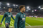 22.03.2026, Fussball 1. Bundesliga 2025/2026, 27.Spieltag, FC Augsburg - VfB Stuttgart, in der WWK-Arena Augsburg. v.li: Anton Kade (FC Augsburg), Mert Kömür (FC Augsburg) 