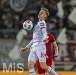 22.03.2026, Fussball 1. Bundesliga 2025/2026, 27.Spieltag, FC Augsburg - VfB Stuttgart, in der WWK-Arena Augsburg. Anton Kade (FC Augsburg) stoppt den Ball.