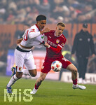 22.03.2026, Fussball 1. Bundesliga 2025/2026, 27.Spieltag, FC Augsburg - VfB Stuttgart, in der WWK-Arena Augsburg. v.lI. Noahkai Dominic Banks (FC Augsburg) gegen Chris Führich (Stuttgart) 