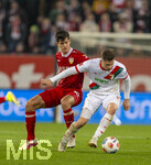 22.03.2026, Fussball 1. Bundesliga 2025/2026, 27.Spieltag, FC Augsburg - VfB Stuttgart, in der WWK-Arena Augsburg.  v.li: Chema Andres (Stuttgart) gegen Elvis Rexhbecaj (FC Augsburg) 