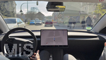 24.03.2026, München (Bayern),  Full Self-Driving (Supervised) Probefahrt mit dem Autonomen FSD-Tesla Model 3 Elektroauto ohne Fahrereingriff durch die engen Strassen der Innenstadt von München. Der Tesla fährt nur mit Kameras souverän autonom, ein Teslamitarbeiter auf dem Fahrersitz überwacht die Fahrt für eventuelle Fahrfehler. Tesla bietet Termine für Probefahrten mit Full Self-Driving (FSD) unter Aufsicht (Supervised) seit Ende November an mehreren Standorten in Deutschland an (Bildbearbeitung)