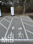 24.03.2026, München Aubing,  Die US-Firma Tesla hat hier Ladesäulen für E-Autos an einem Parkplatz an einem Möbelhaus errichtet.  An den Schnell-Ladesäulen können hier Teslafahrer und andere E-Auto-Fabrikate ihren Auto-Akku aufladen. Alle Lade-Stalls sind Supercharger Version V4. Ein separat ausgewiesener Ladeplatz ist extra für Rollstuhlfahrer, Behinderte, Senioren, Schwangere und Familien mit Kindern vorbehalten. Extrabreit gehalten. Am Schild steht Priority Charging.