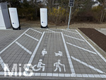 24.03.2026, München Aubing,  Die US-Firma Tesla hat hier Ladesäulen für E-Autos an einem Parkplatz an einem Möbelhaus errichtet.  An den Schnell-Ladesäulen können hier Teslafahrer und andere E-Auto-Fabrikate ihren Auto-Akku aufladen. Alle Lade-Stalls sind Supercharger Version V4. Ein separat ausgewiesener Ladeplatz ist extra für Rollstuhlfahrer, Behinderte, Senioren, Schwangere und Familien mit Kindern vorbehalten. Extrabreit gehalten. Am Schild steht Priority Charging.