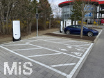 24.03.2026, München Aubing,  Die US-Firma Tesla hat hier Ladesäulen für E-Autos an einem Parkplatz an einem Möbelhaus errichtet.  An den Schnell-Ladesäulen können hier Teslafahrer und andere E-Auto-Fabrikate ihren Auto-Akku aufladen. Alle Lade-Stalls sind Supercharger Version V4. Ein separat ausgewiesener Ladeplatz ist extra für Rollstuhlfahrer, Behinderte, Senioren, Schwangere und Familien mit Kindern vorbehalten. Extrabreit gehalten. Am Schild steht Priority Charging.