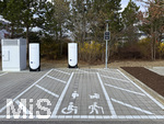 24.03.2026, München Aubing,  Die US-Firma Tesla hat hier Ladesäulen für E-Autos an einem Parkplatz an einem Möbelhaus errichtet.  An den Schnell-Ladesäulen können hier Teslafahrer und andere E-Auto-Fabrikate ihren Auto-Akku aufladen. Alle Lade-Stalls sind Supercharger Version V4. Ein separat ausgewiesener Ladeplatz ist extra für Rollstuhlfahrer, Behinderte, Senioren, Schwangere und Familien mit Kindern vorbehalten. Extrabreit gehalten. Am Schild steht Priority Charging.