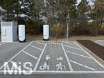 24.03.2026, München Aubing,  Die US-Firma Tesla hat hier Ladesäulen für E-Autos an einem Parkplatz an einem Möbelhaus errichtet.  An den Schnell-Ladesäulen können hier Teslafahrer und andere E-Auto-Fabrikate ihren Auto-Akku aufladen. Alle Lade-Stalls sind Supercharger Version V4. Ein separat ausgewiesener Ladeplatz ist extra für Rollstuhlfahrer, Behinderte, Senioren, Schwangere und Familien mit Kindern vorbehalten. Extrabreit gehalten. Am Schild steht Priority Charging.