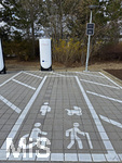 24.03.2026, München Aubing,  Die US-Firma Tesla hat hier Ladesäulen für E-Autos an einem Parkplatz an einem Möbelhaus errichtet.  An den Schnell-Ladesäulen können hier Teslafahrer und andere E-Auto-Fabrikate ihren Auto-Akku aufladen. Alle Lade-Stalls sind Supercharger Version V4. Ein separat ausgewiesener Ladeplatz ist extra für Rollstuhlfahrer, Behinderte, Senioren, Schwangere und Familien mit Kindern vorbehalten. Extrabreit gehalten. Am Schild steht Priority Charging.
