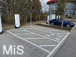 24.03.2026, München Aubing,  Die US-Firma Tesla hat hier Ladesäulen für E-Autos an einem Parkplatz an einem Möbelhaus errichtet.  An den Schnell-Ladesäulen können hier Teslafahrer und andere E-Auto-Fabrikate ihren Auto-Akku aufladen. Alle Lade-Stalls sind Supercharger Version V4. Ein separat ausgewiesener Ladeplatz ist extra für Rollstuhlfahrer, Behinderte, Senioren, Schwangere und Familien mit Kindern vorbehalten. Extrabreit gehalten. Am Schild steht Priority Charging.