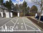24.03.2026, München Aubing,  Die US-Firma Tesla hat hier Ladesäulen für E-Autos an einem Parkplatz an einem Möbelhaus errichtet.  An den Schnell-Ladesäulen können hier Teslafahrer und andere E-Auto-Fabrikate ihren Auto-Akku aufladen. Alle Lade-Stalls sind Supercharger Version V4. Ein separat ausgewiesener Ladeplatz ist extra für Rollstuhlfahrer, Behinderte, Senioren, Schwangere und Familien mit Kindern vorbehalten. Extrabreit gehalten. Am Schild steht Priority Charging.