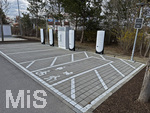 24.03.2026, München Aubing,  Die US-Firma Tesla hat hier Ladesäulen für E-Autos an einem Parkplatz an einem Möbelhaus errichtet.  An den Schnell-Ladesäulen können hier Teslafahrer und andere E-Auto-Fabrikate ihren Auto-Akku aufladen. Alle Lade-Stalls sind Supercharger Version V4. Ein separat ausgewiesener Ladeplatz ist extra für Rollstuhlfahrer, Behinderte, Senioren, Schwangere und Familien mit Kindern vorbehalten. Extrabreit gehalten. Am Schild steht Priority Charging.