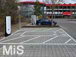 24.03.2026, München Aubing,  Die US-Firma Tesla hat hier Ladesäulen für E-Autos an einem Parkplatz an einem Möbelhaus errichtet.  An den Schnell-Ladesäulen können hier Teslafahrer und andere E-Auto-Fabrikate ihren Auto-Akku aufladen. Alle Lade-Stalls sind Supercharger Version V4. Ein separat ausgewiesener Ladeplatz ist extra für Rollstuhlfahrer, Behinderte, Senioren, Schwangere und Familien mit Kindern vorbehalten. Extrabreit gehalten. Am Schild steht Priority Charging.