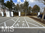 24.03.2026, München Aubing,  Die US-Firma Tesla hat hier Ladesäulen für E-Autos an einem Parkplatz an einem Möbelhaus errichtet.  An den Schnell-Ladesäulen können hier Teslafahrer und andere E-Auto-Fabrikate ihren Auto-Akku aufladen. Alle Lade-Stalls sind Supercharger Version V4. Ein separat ausgewiesener Ladeplatz ist extra für Rollstuhlfahrer, Behinderte, Senioren, Schwangere und Familien mit Kindern vorbehalten. Extrabreit gehalten. Am Schild steht Priority Charging.