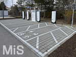 24.03.2026, München Aubing,  Die US-Firma Tesla hat hier Ladesäulen für E-Autos an einem Parkplatz an einem Möbelhaus errichtet.  An den Schnell-Ladesäulen können hier Teslafahrer und andere E-Auto-Fabrikate ihren Auto-Akku aufladen. Alle Lade-Stalls sind Supercharger Version V4. Ein separat ausgewiesener Ladeplatz ist extra für Rollstuhlfahrer, Behinderte, Senioren, Schwangere und Familien mit Kindern vorbehalten. Extrabreit gehalten. Am Schild steht Priority Charging.