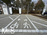24.03.2026, München Aubing,  Die US-Firma Tesla hat hier Ladesäulen für E-Autos an einem Parkplatz an einem Möbelhaus errichtet.  An den Schnell-Ladesäulen können hier Teslafahrer und andere E-Auto-Fabrikate ihren Auto-Akku aufladen. Alle Lade-Stalls sind Supercharger Version V4. Ein separat ausgewiesener Ladeplatz ist extra für Rollstuhlfahrer, Behinderte, Senioren, Schwangere und Familien mit Kindern vorbehalten. Extrabreit gehalten. Am Schild steht Priority Charging.