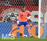 27.03.2026, Fussball Freundschafts-Länderspiel, Schweiz - Deutschland, im Stadion St.-Jakob-Park in Basel (Schweiz). Torwart Oliver Baumann (Deutschland) am Ball.