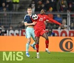 27.03.2026, Fussball Freundschafts-Länderspiel, Schweiz - Deutschland, im Stadion St.-Jakob-Park in Basel (Schweiz). v.l. Nico Schlotterbeck (Deutschland) gegen Joel Almada Monteiro (Schweiz) 