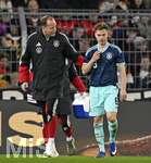 27.03.2026, Fussball Freundschafts-Länderspiel, Schweiz - Deutschland, im Stadion St.-Jakob-Park in Basel (Schweiz).  Joshua Kimmich (Deutschland) ist  angeschlagen DR Jochen Hahne (Deutschland) kümmert sich